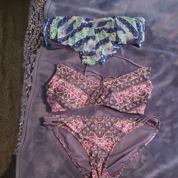 Other - 🎉3/$10 2 bikini tops and a bottom